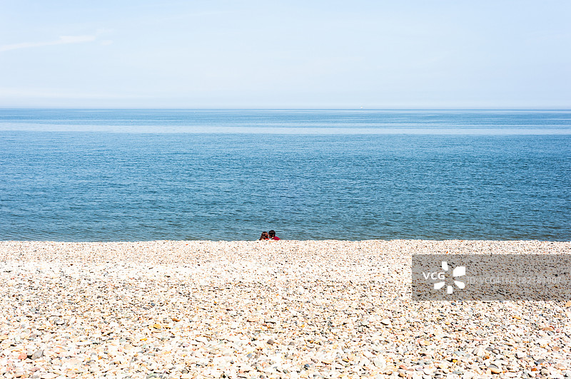 坐在海滩上 - 兰迪德诺。图片素材