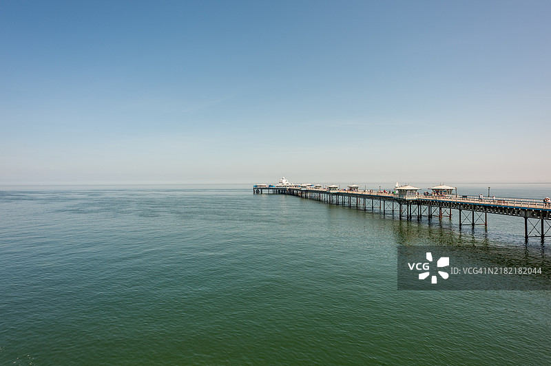 伸展至海边的兰迪德诺码头。图片素材