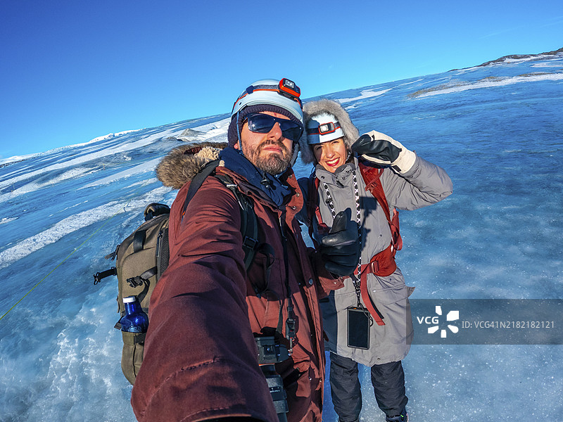 冰岛Breidarlon冰川旁的Jokulsarlon，冬季情侣自拍照图片素材