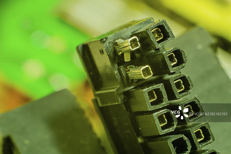 损坏的台式机电源的主板电源插头特写图片素材