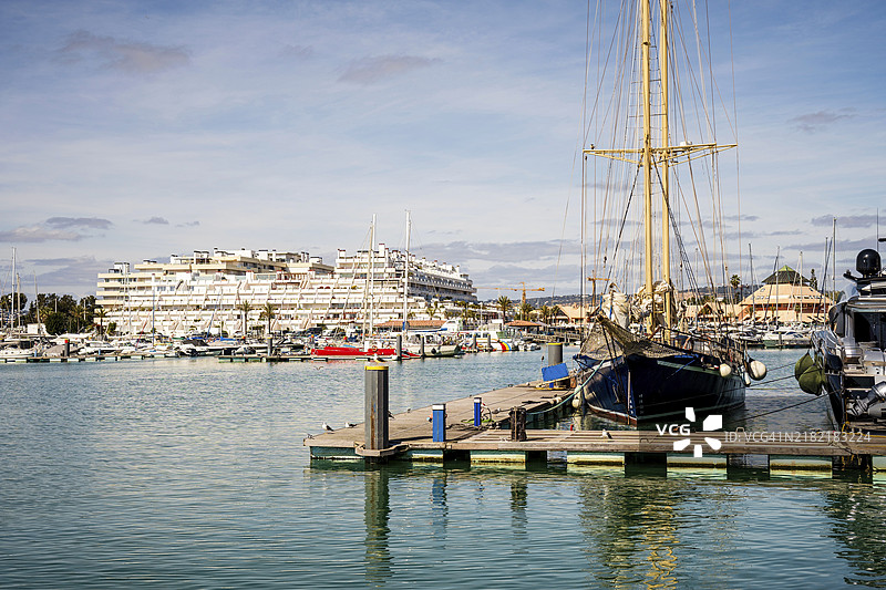 优雅的码头，停靠着豪华的帆船和游艇，位于葡萄牙南部的阿尔加维维拉莫拉。图片素材
