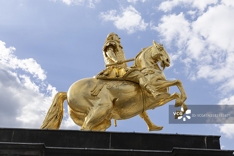 金马骑士 - 德累斯顿新城的奥古斯都强大骑马雕像，德累斯顿从奥古斯都桥的视角图片素材