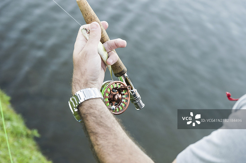 在巴西湖泊中飞钓的年轻渔夫图片素材