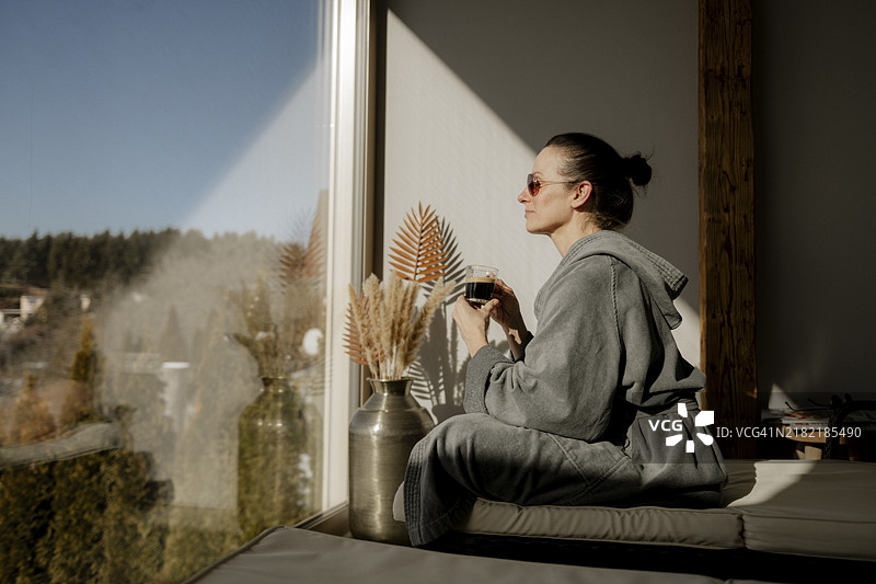 女性在健康中心享受咖啡图片素材