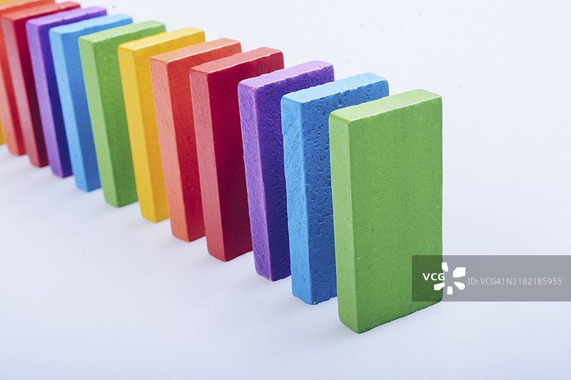 五颜六色的多米诺骨牌放置在白色背景上图片素材