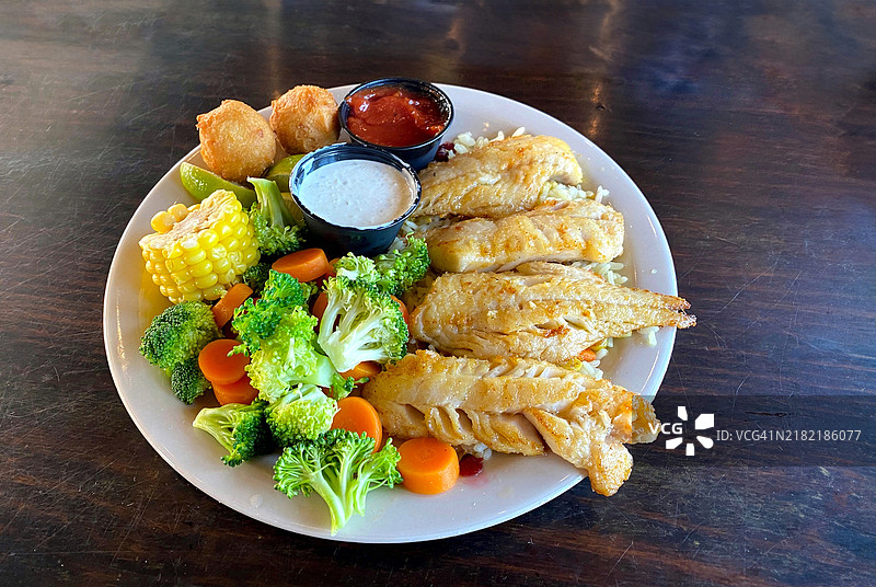 德克萨斯州南部的新鲜烤鱼拼盘图片素材