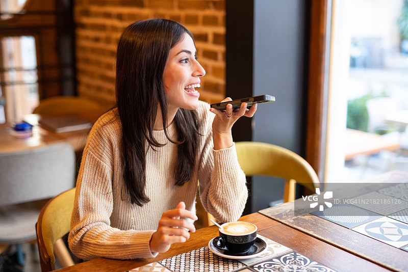 女性在使用扬声器模式通话图片素材