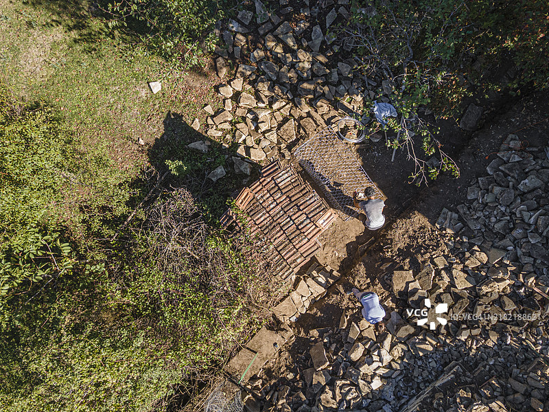 修缮房屋。自然灾害破坏后被拆除房屋的清理工作图片素材