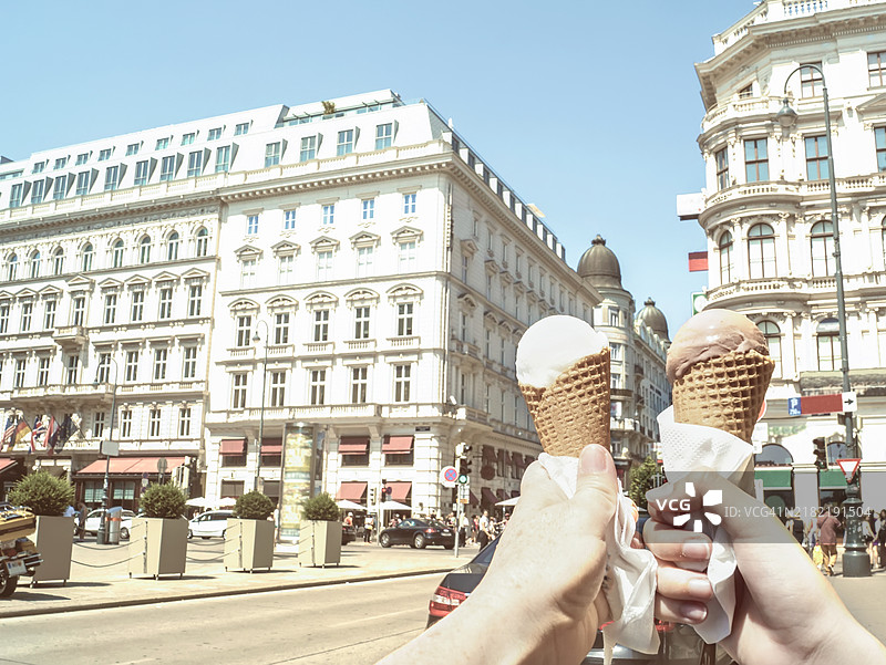 维也纳，奥地利，两只手握着冰淇淋甜筒图片素材