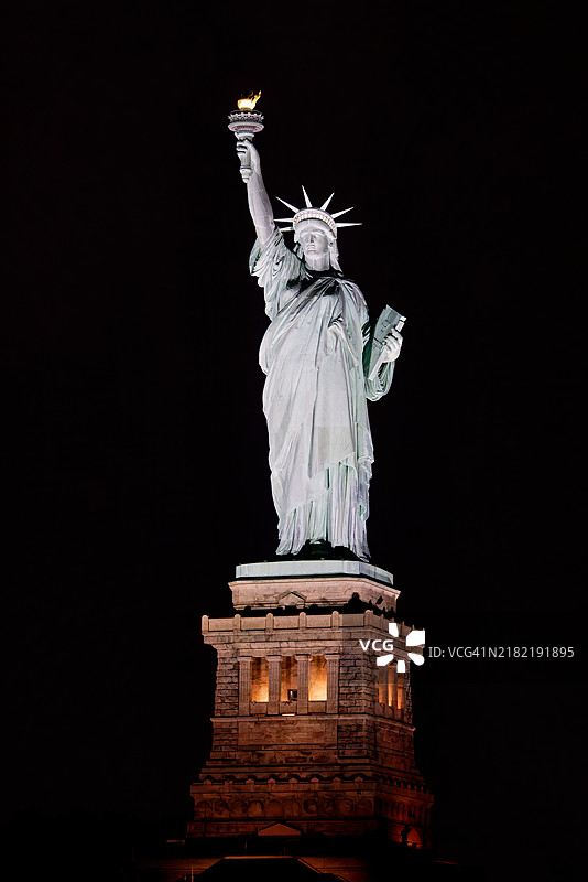 灯光照耀下的自由女神像图片素材