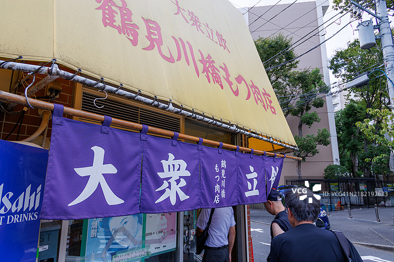 一个简单而别致的标志和窗帘。图片素材