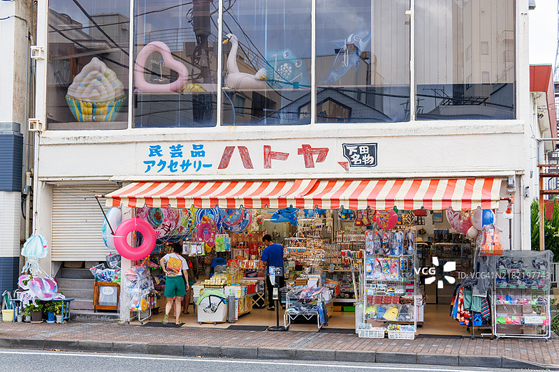 车站前的一家历史悠久的纪念品商店。由于这里是海洋旅游的中心，全年销售浴用品。图片素材