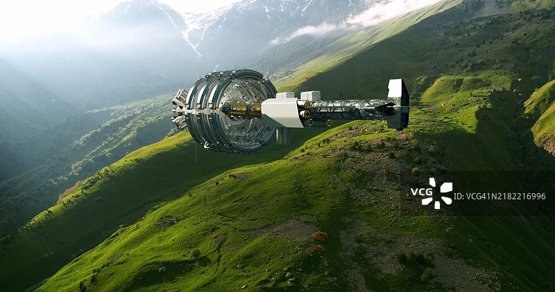 一艘现代飞船悬停在绿色起伏的山脉上图片素材