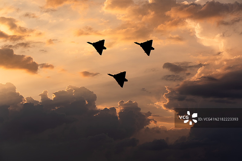 日落时分的法国战斗机在空中飞行图片素材