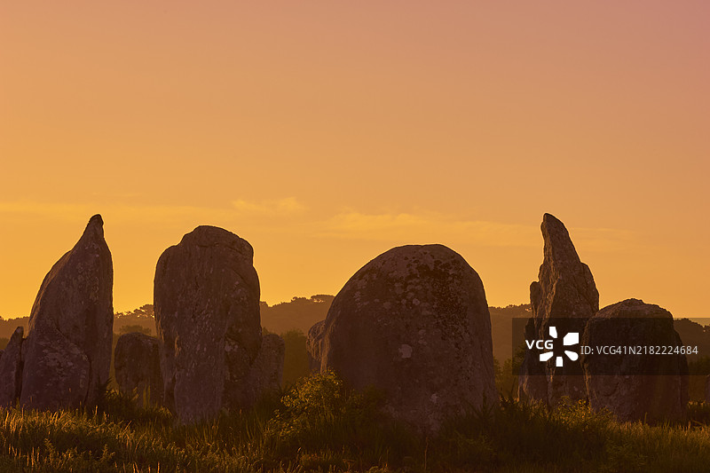 卡尔纳克的巨石阵，日出时的立石排列，法国布列塔尼莫尔比昂的奎贝龙图片素材