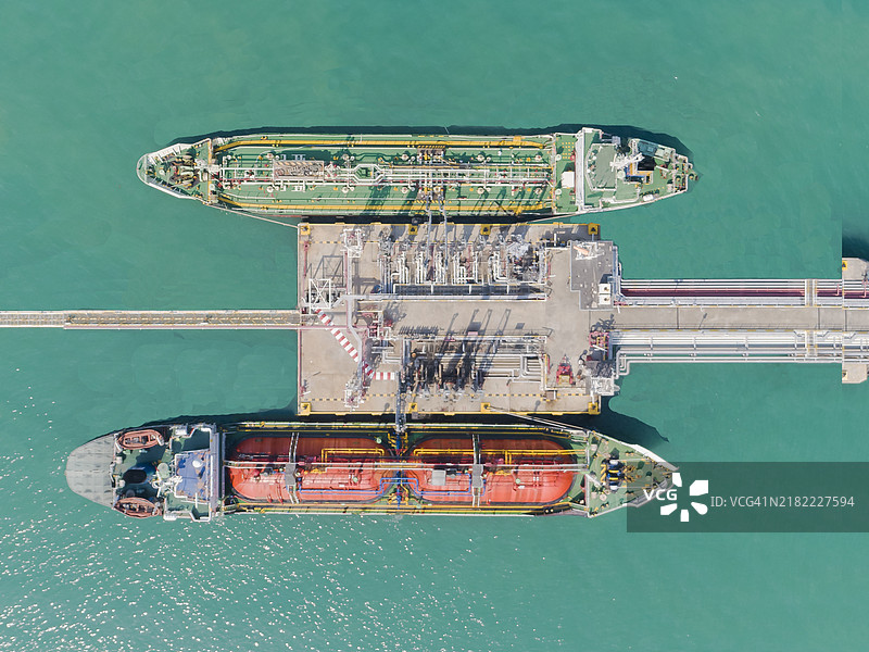 船只停靠在码头。图片素材