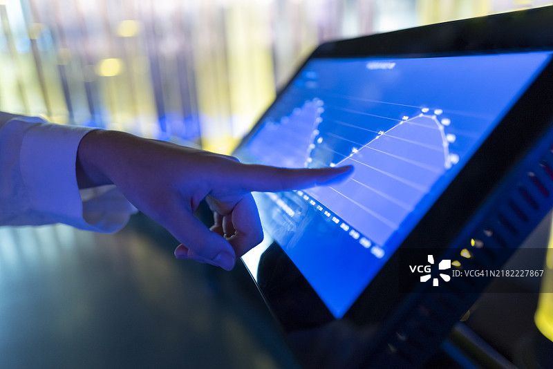 在控制面板上调整室内通风系统的温度图片素材