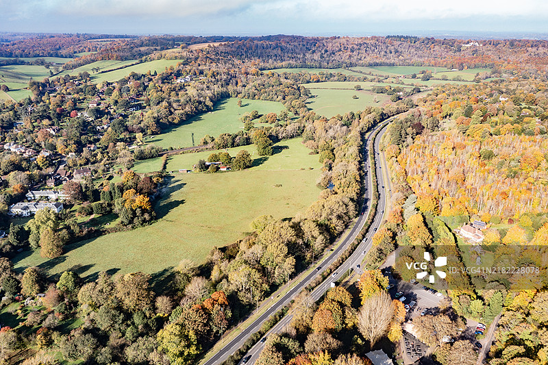 英格兰萨里郡的秋日阳光明媚图片素材