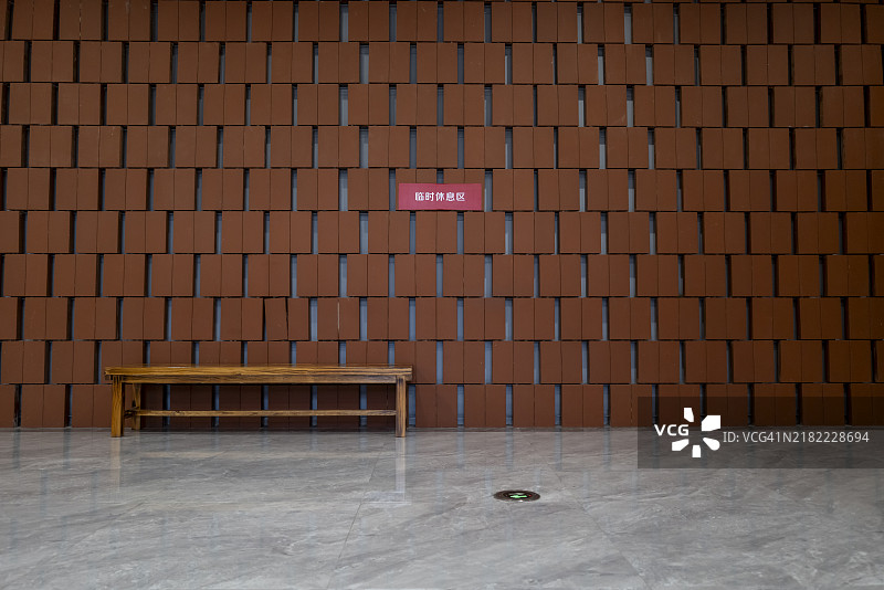 砖墙前露台上的躺椅图片素材