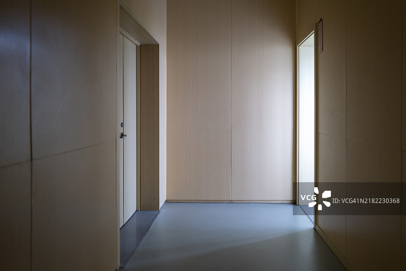 现代办公室的走廊图片素材