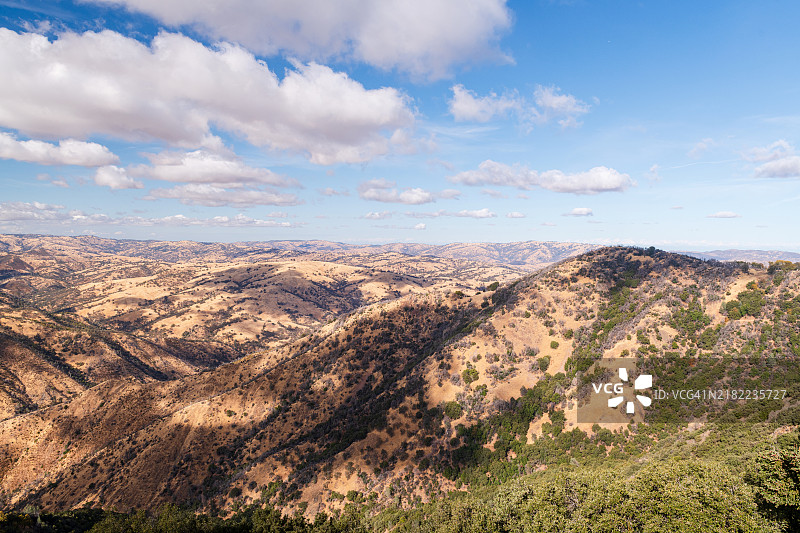 从汉密尔顿山俯瞰迪亚布罗山脉的全景图片素材