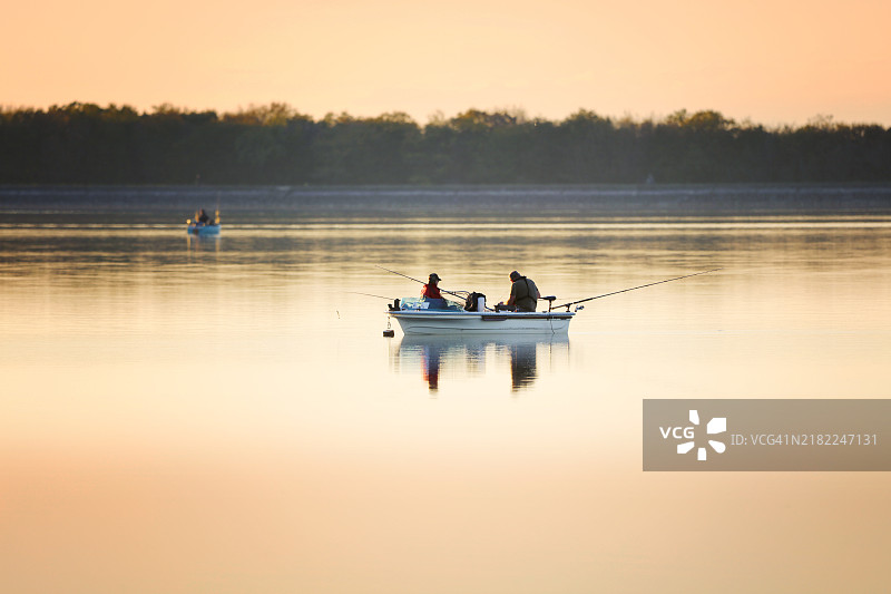 法国德尔湖的渔夫图片素材