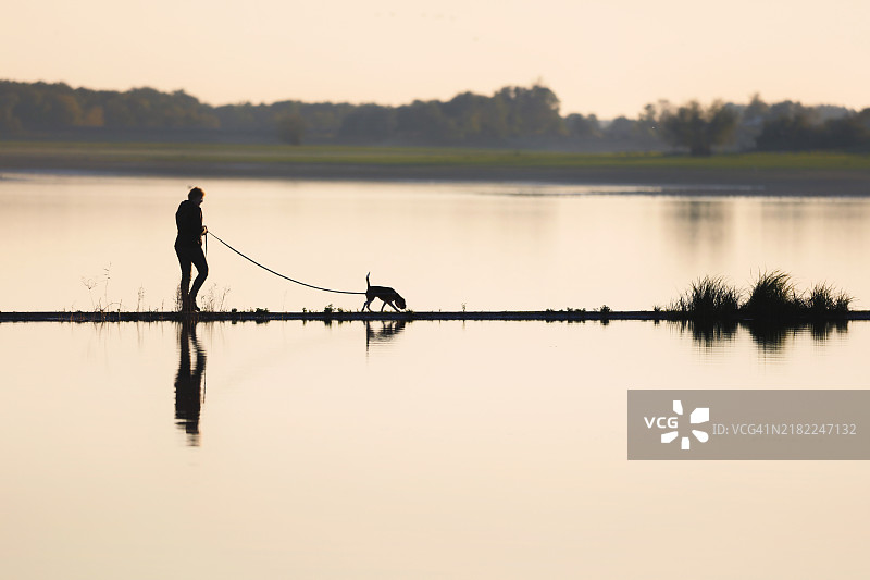 在法国德尔湖的行人图片素材