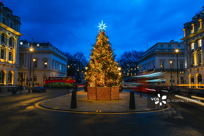 伦敦圣詹姆斯的滑铁卢广场和帕尔马尔的节日圣诞装饰图片素材