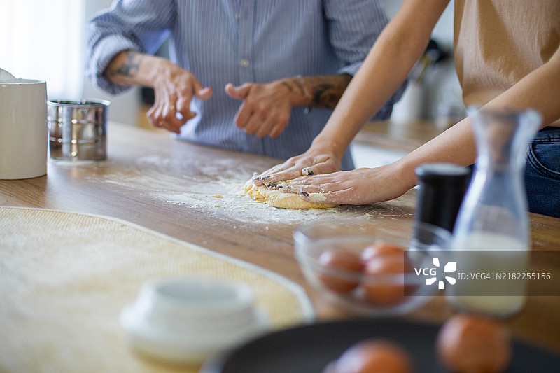 母亲教女儿如何制作蛋糕图片素材