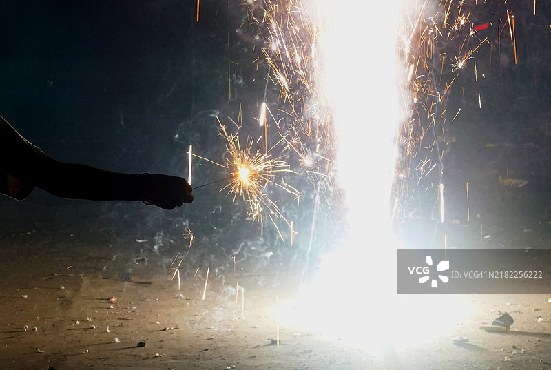 在印度排灯节燃放烟花爆竹图片素材