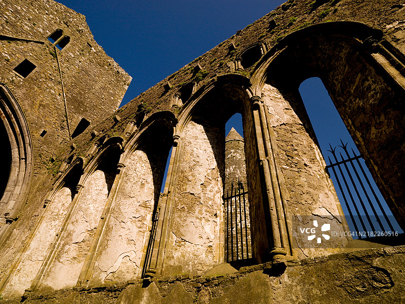 卡舍尔岩石，位于爱尔兰蒂珀雷里郡的山顶堡垒和基督教遗址图片素材