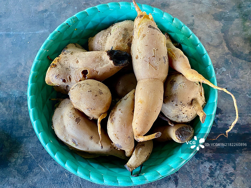 高角度拍摄的碗中煮熟的红薯图片素材