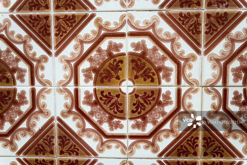 带有红色和棕色装饰图案的传统陶瓷瓷砖，阿祖莱霍斯，葡萄牙，欧洲图片素材