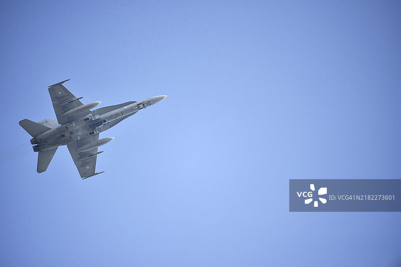 麦克唐纳-道格拉斯 CF-18 大黄蜂战斗机在德国石勒苏益格-荷尔斯泰因的空中防御演习中。图片素材