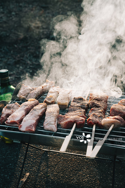 炭火烤羊肋骨和牛肉串图片素材