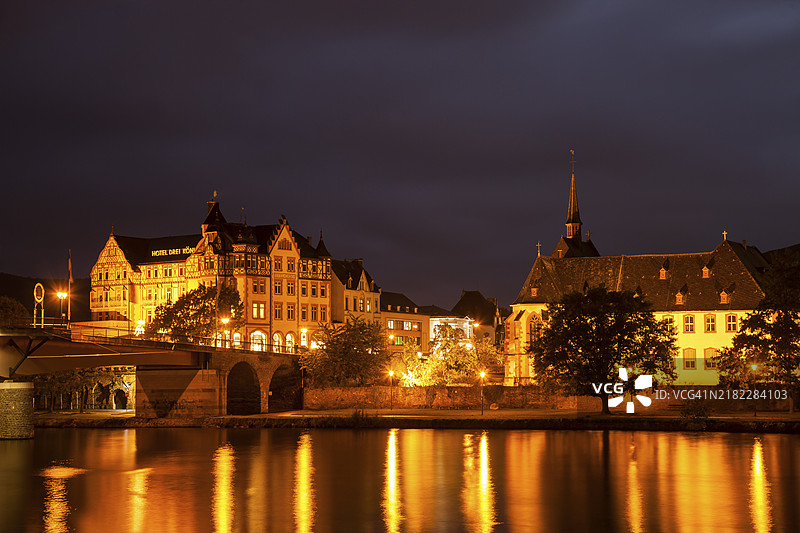 摩泽尔河畔的城镇风景，伯恩卡斯特尔-库斯，摩泽尔谷，莱茵兰-普法尔茨，德国，欧洲图片素材
