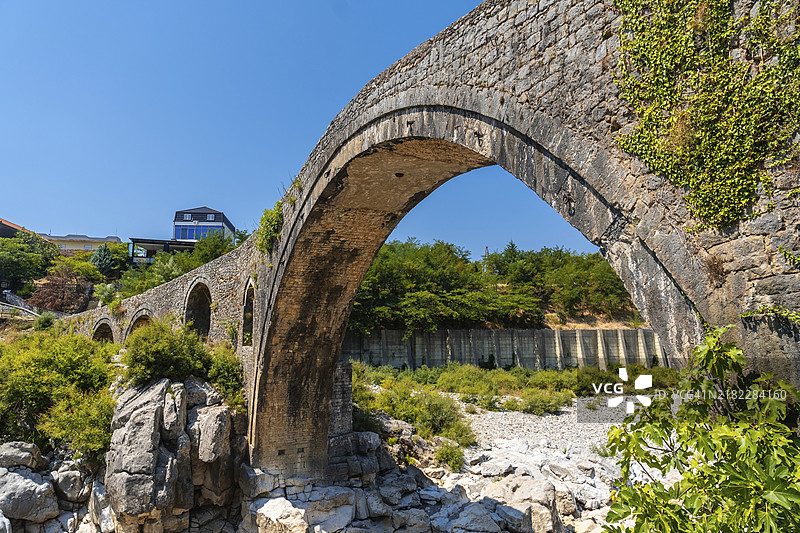 美丽的老梅斯桥，位于阿尔巴尼亚的什科德尔，欧洲。奥斯曼风格的石拱桥乌拉·埃·卡迪乌特。图片素材