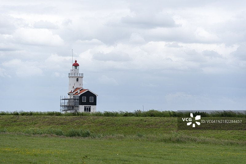 马肯半岛上的马肯灯塔，荷兰北荷兰省图片素材