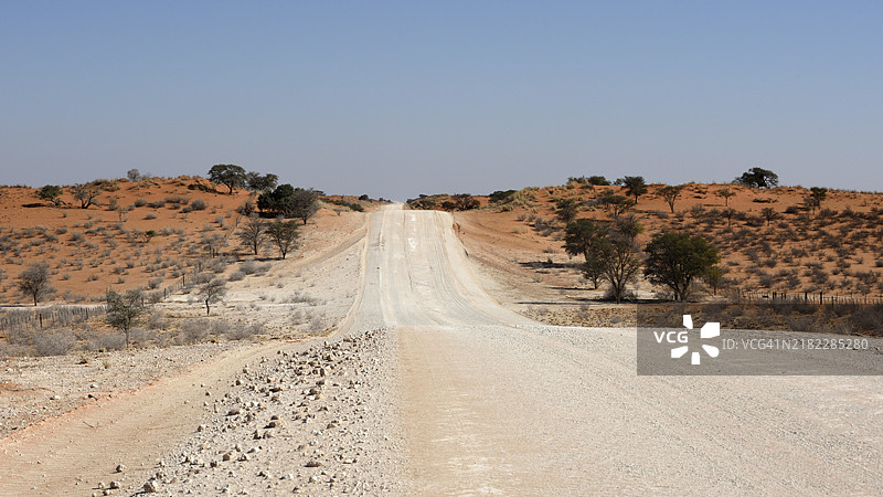 纳米比亚南部卡拉哈里沙漠的碎石道路图片素材