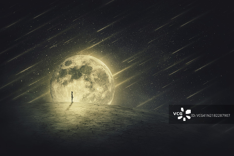 超现实的世界场景，孤独的人影站在干旱的空旷土地上，仰望星空，流星划过，背景是明亮的满月。空间现象，概念性风景。图片素材