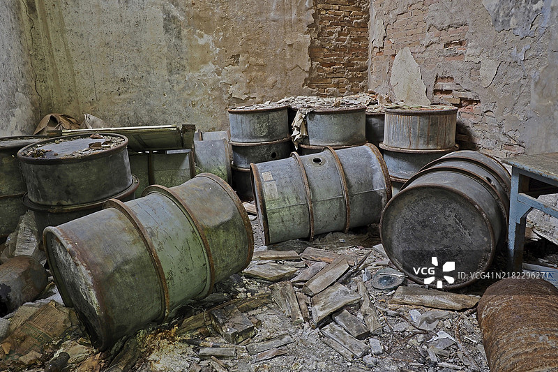 在法国和西班牙边境的坎弗朗克火车站仓库中的油桶，2002年文化遗产地位，铁路，坎弗朗克，卡斯蒂利亚-拉曼查，西班牙，欧洲图片素材