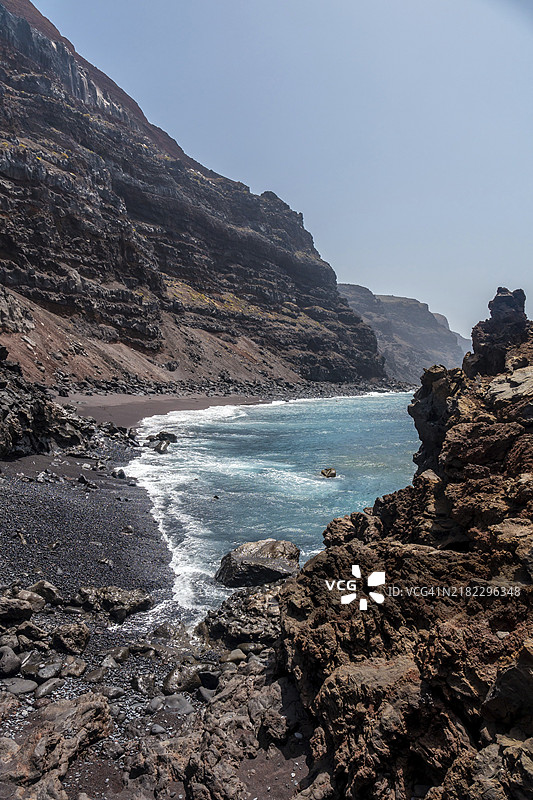 埃尔希罗岛的维罗达尔海滩，海中有火山石的海滩。加那利群岛图片素材