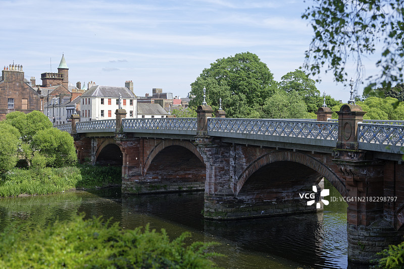 巴克卢桥，尼斯河，邓弗里斯，苏格兰，英国，蓝天，砖石，树木图片素材