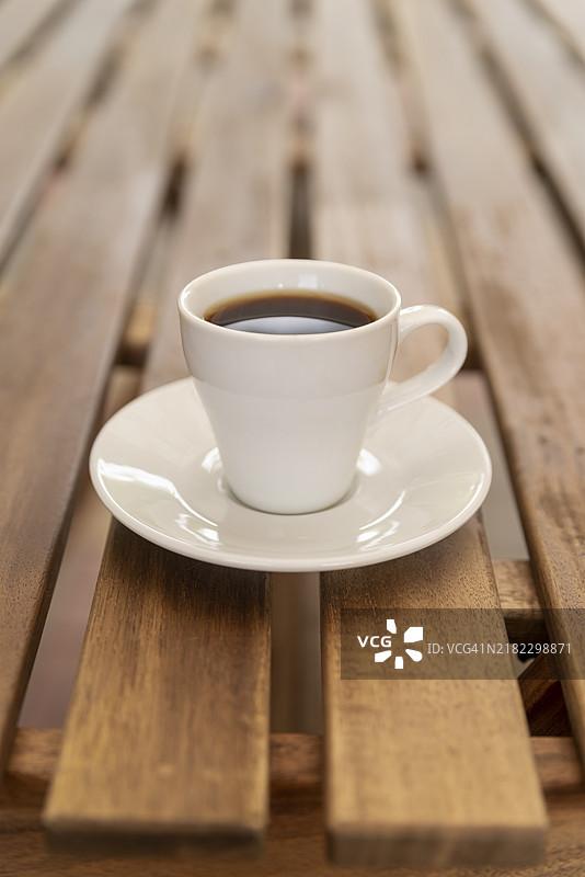 简约的咖啡杯与木质桌子图片素材