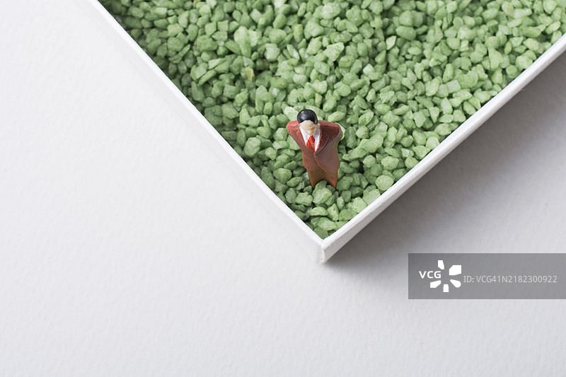 绿色沙质纹理的小型人形雕像图片素材