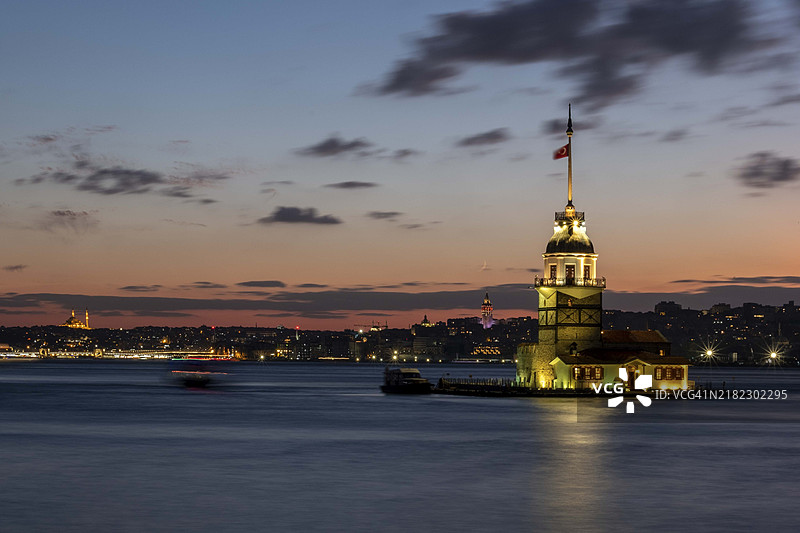 伊斯坦布尔的少女塔在日落时分，位于亚洲。图片素材