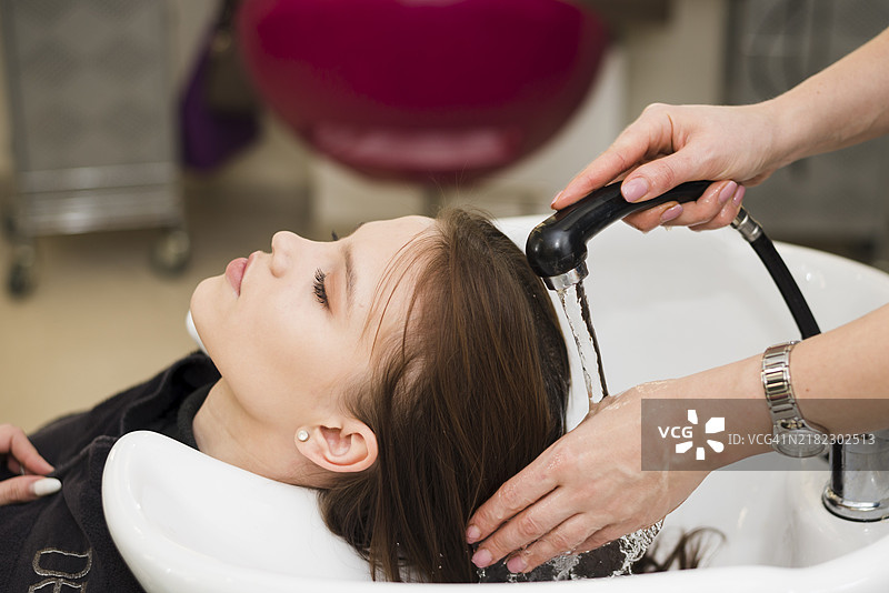 金发女孩正在洗头图片素材