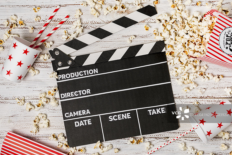 拍板、外卖杯、吸管、爆米花和木桌图片素材