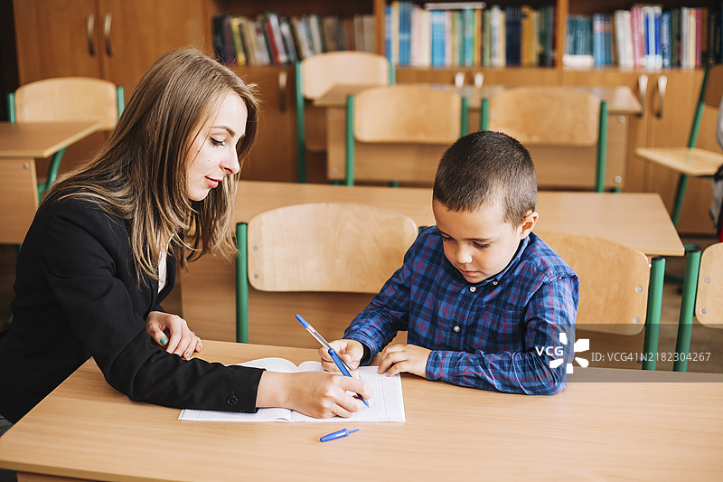 老师帮助学生图片素材