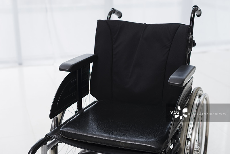 空荡荡的轮椅房间特写图片素材